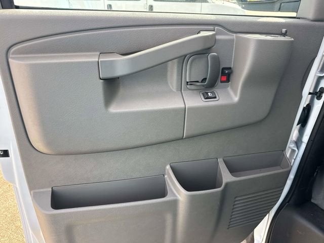 2025 Chevrolet Express Passenger 2500 1LS