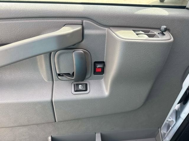 2025 Chevrolet Express Passenger 2500 1LS