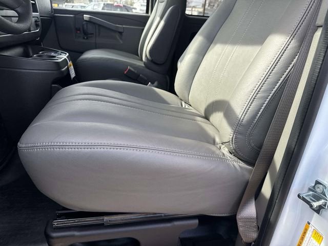 2025 Chevrolet Express Passenger 2500 1LS