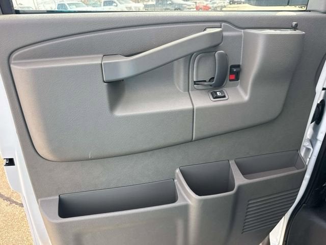 2025 Chevrolet Express Passenger 2500 1LS