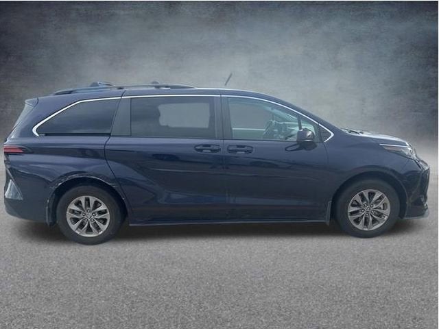 2022 Toyota Sienna LE
