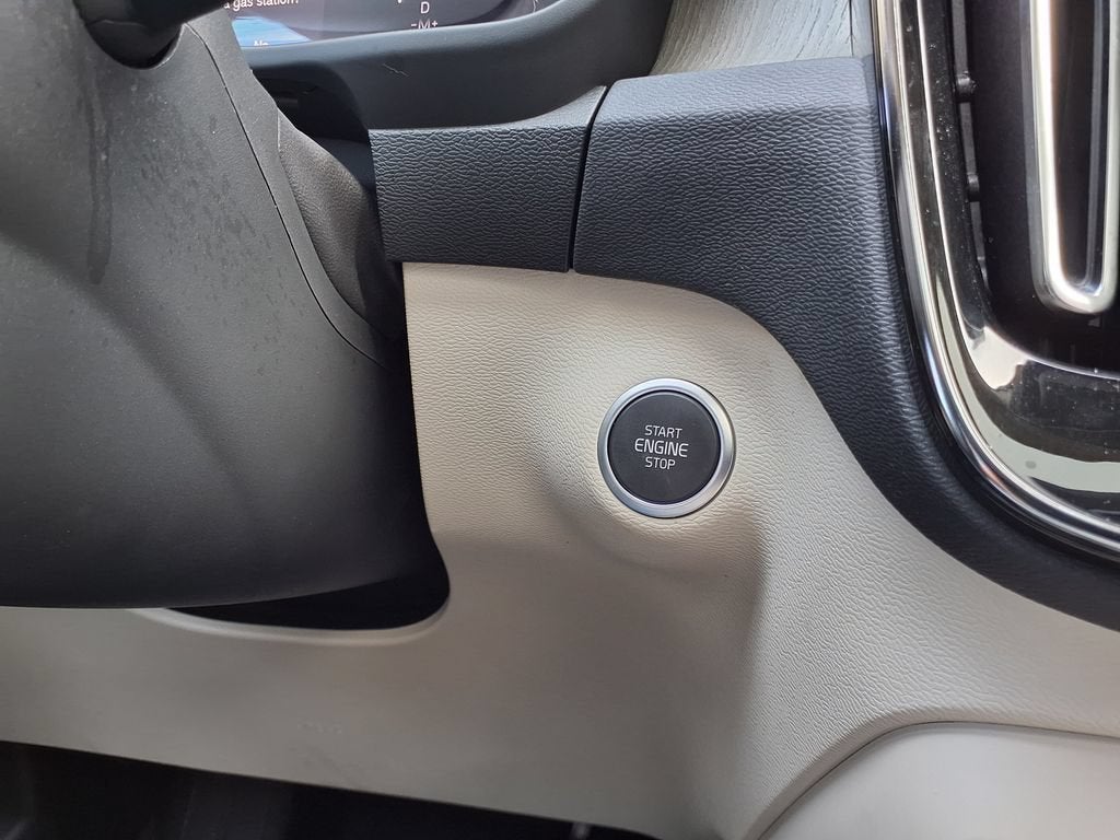 2023 Volvo XC40 Ultimate Bright Theme