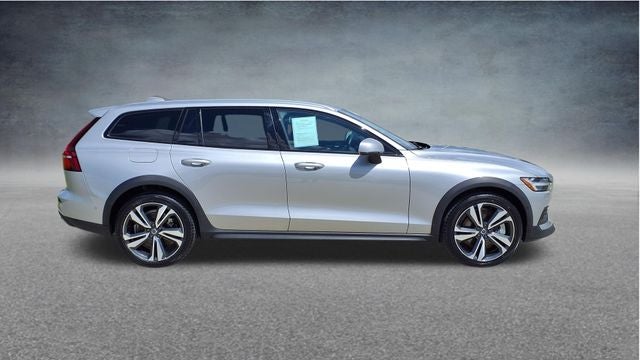 2025 Volvo V60 Cross Country B5 Plus