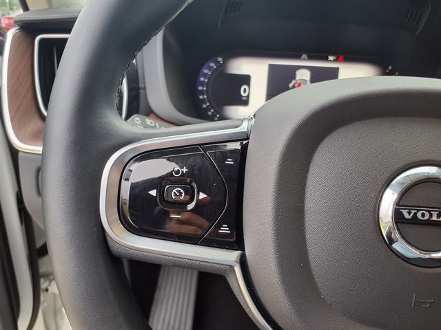 2023 Volvo XC60 B5 Ultimate Bright Theme