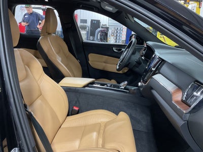 2024 Volvo XC60 B5 Ultimate Dark Theme