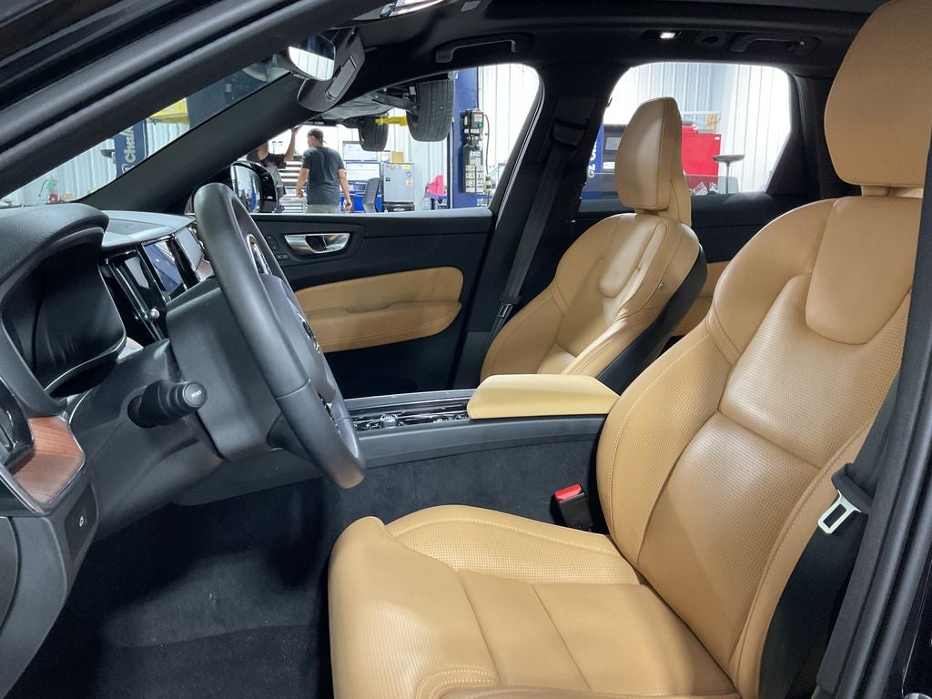 2024 Volvo XC60 B5 Ultimate Dark Theme