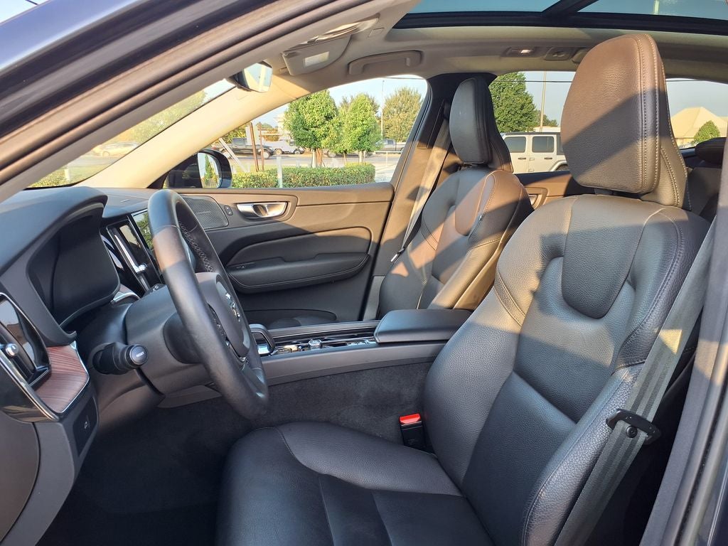 2023 Volvo XC60 B5 Plus Dark Theme