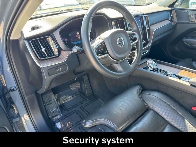 2023 Volvo XC60 B5 Ultimate Dark Theme