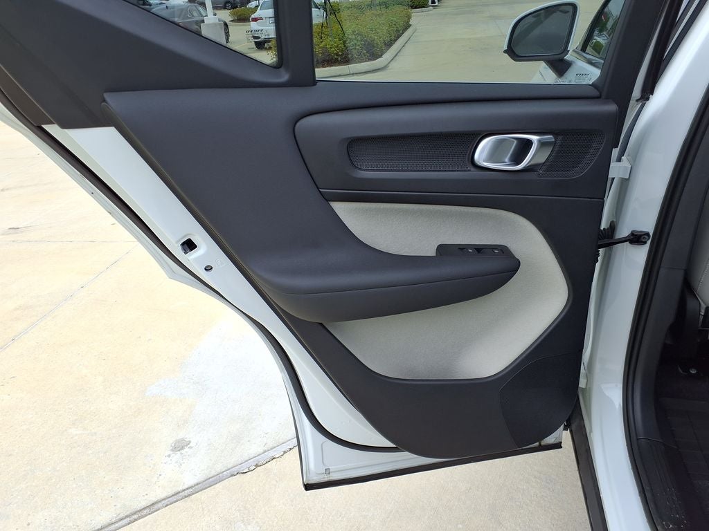 2023 Volvo XC40 B5 Plus Bright Theme