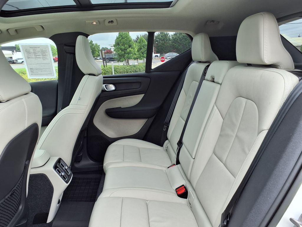 2023 Volvo XC40 B5 Plus Bright Theme