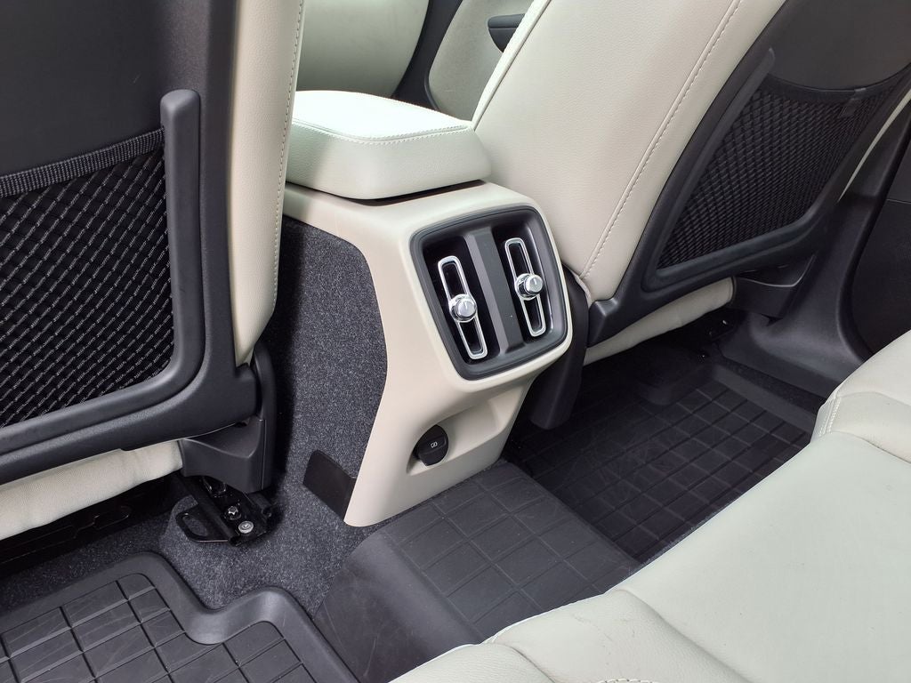 2023 Volvo XC40 B5 Plus Bright Theme