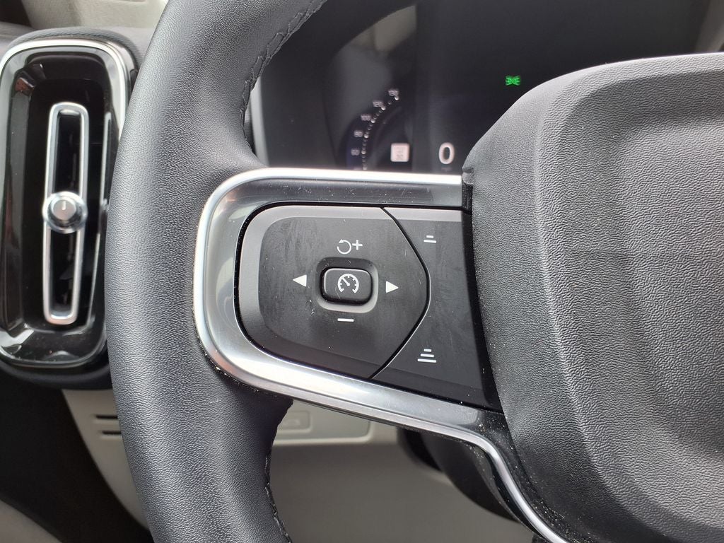 2023 Volvo XC40 B5 Plus Bright Theme