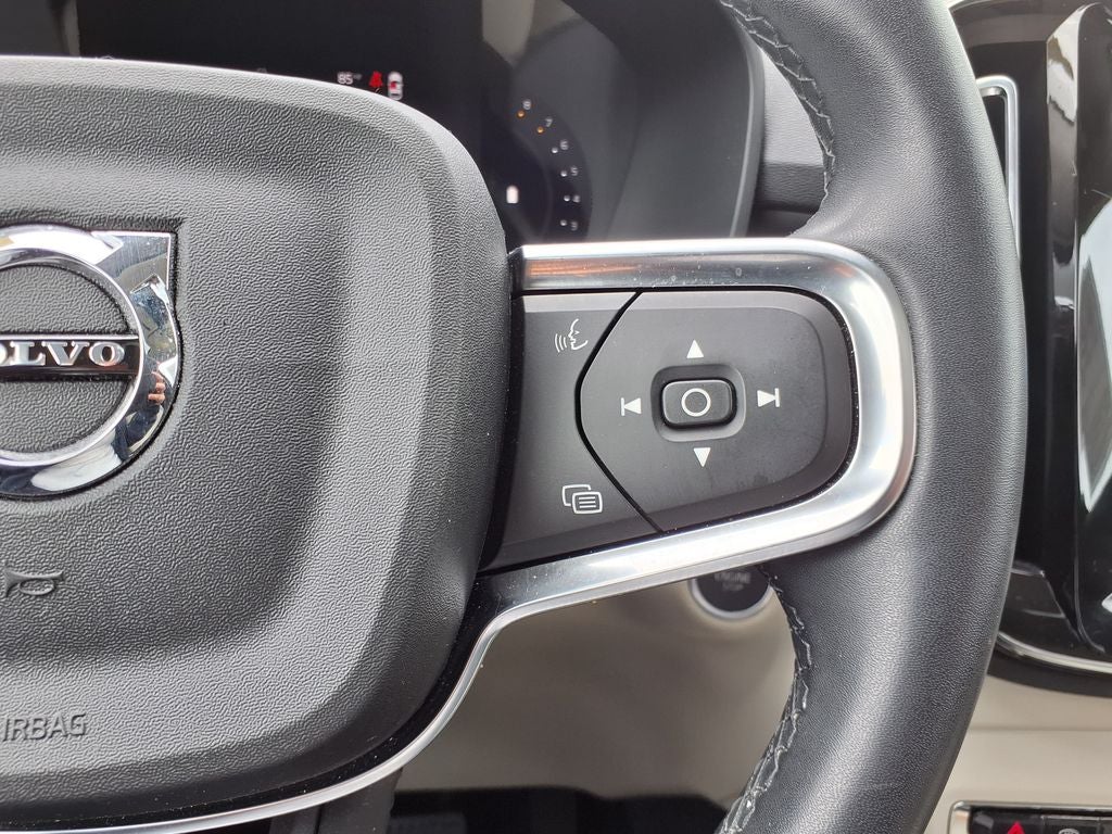 2023 Volvo XC40 B5 Plus Bright Theme