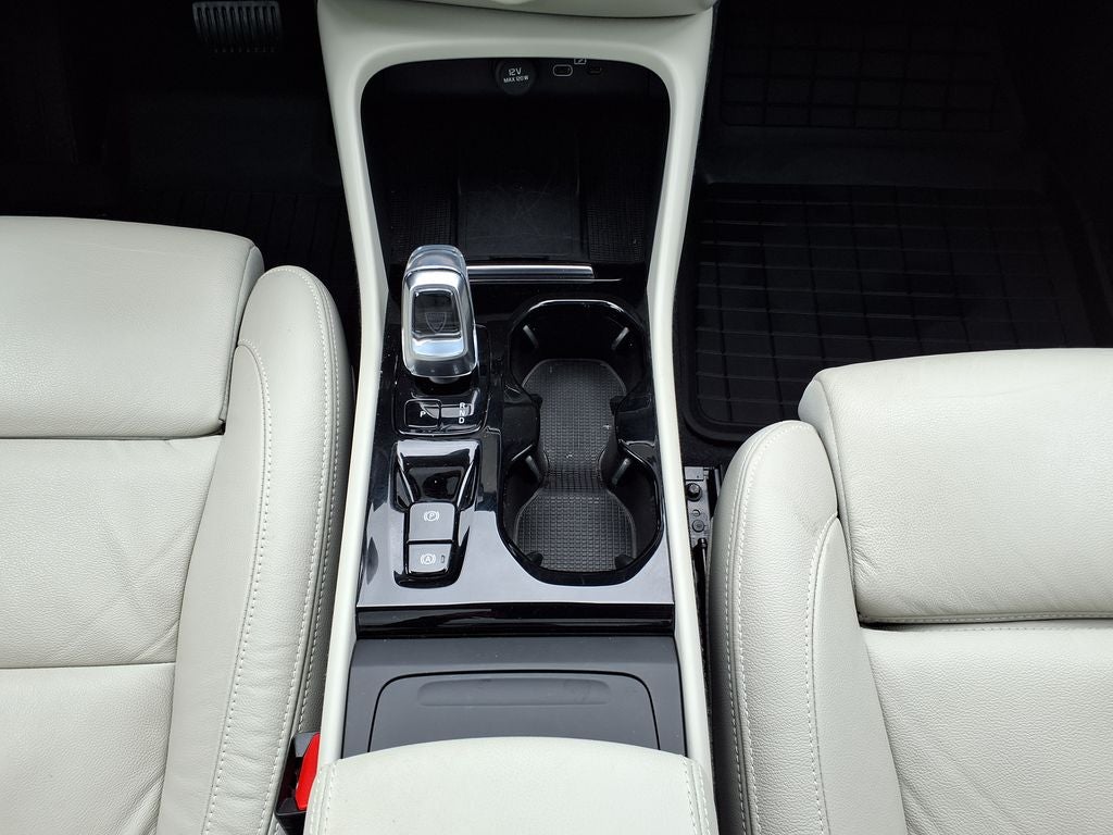 2023 Volvo XC40 B5 Plus Bright Theme