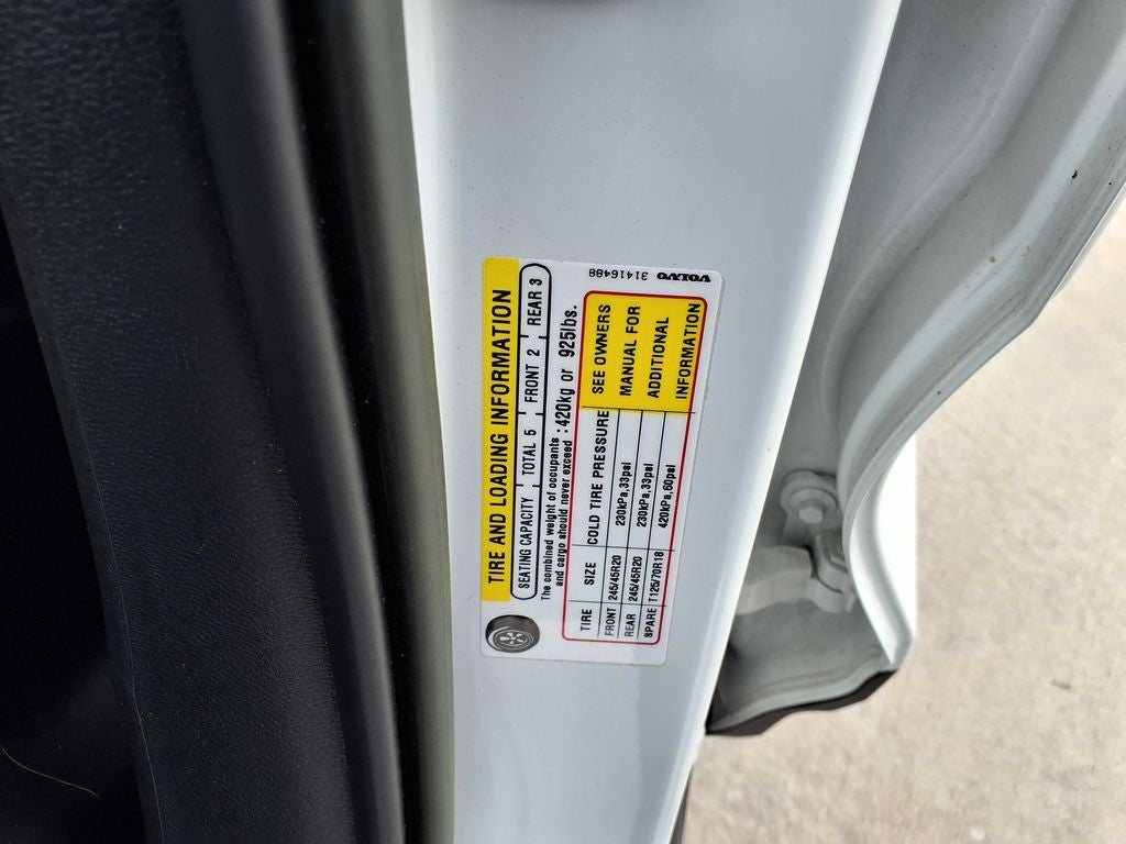 2023 Volvo XC40 B5 Plus Bright Theme