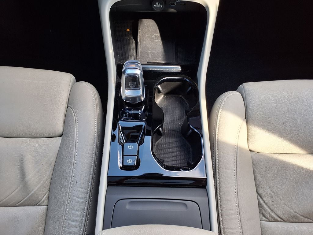 2023 Volvo XC40 B5 Plus Bright Theme