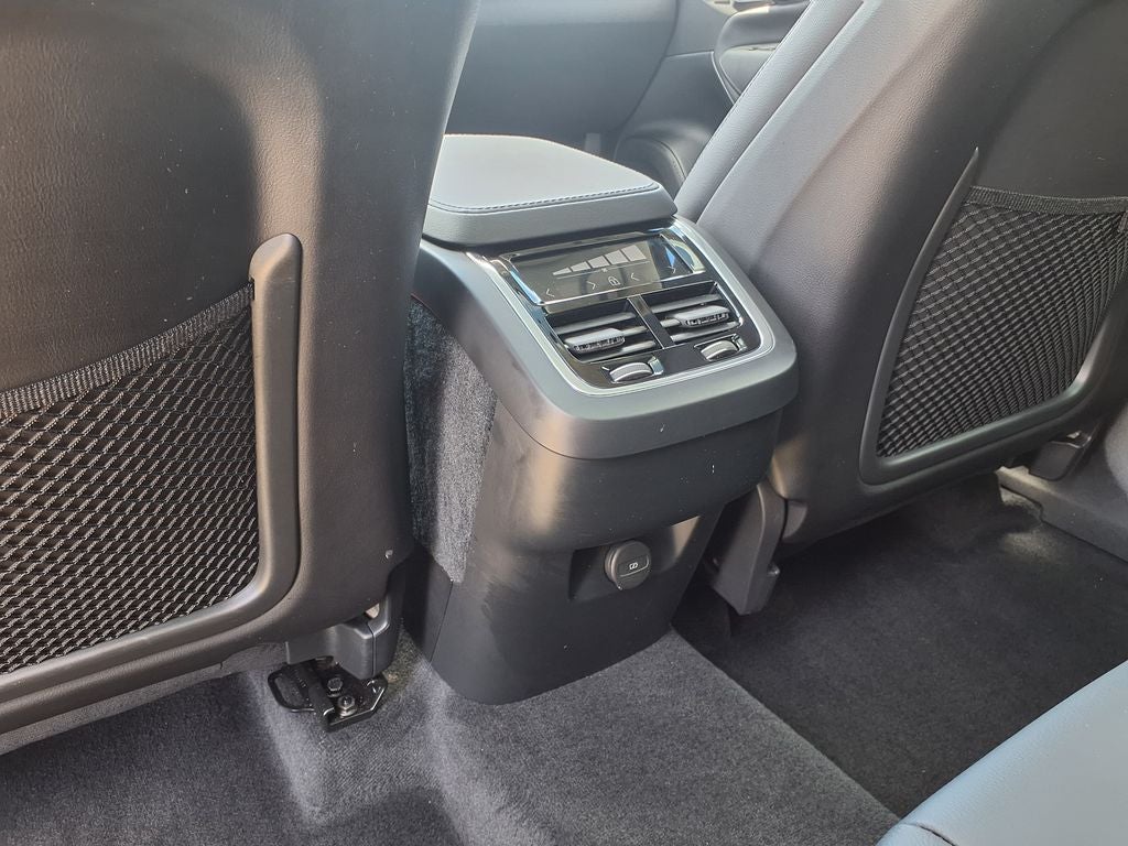 2025 Volvo XC90 B5 Core