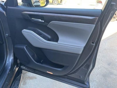 2025 Toyota Highlander Hybrid Platinum