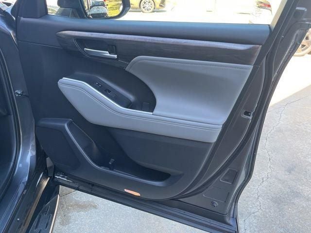 2025 Toyota Highlander Hybrid Platinum