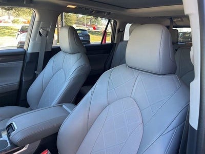 2025 Toyota Highlander Hybrid Platinum